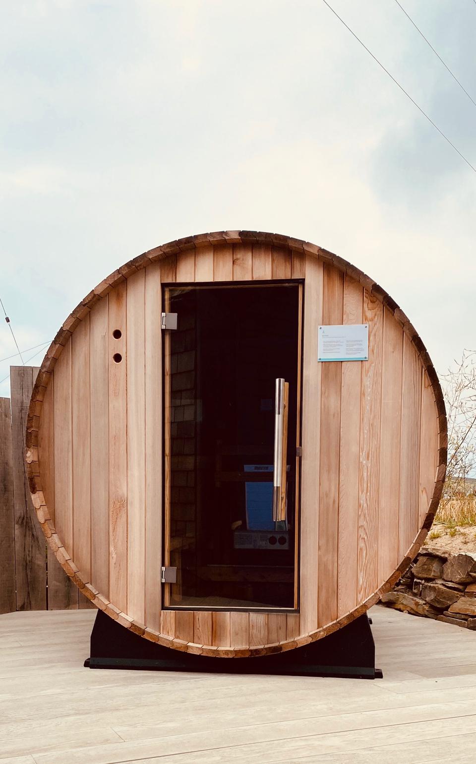 The outside space has a sunken hot tub and barrel sauna. (CREDIT: AVC)